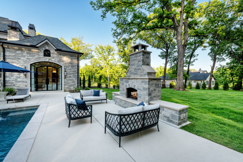 outdoor-fireplace-seating-closeup